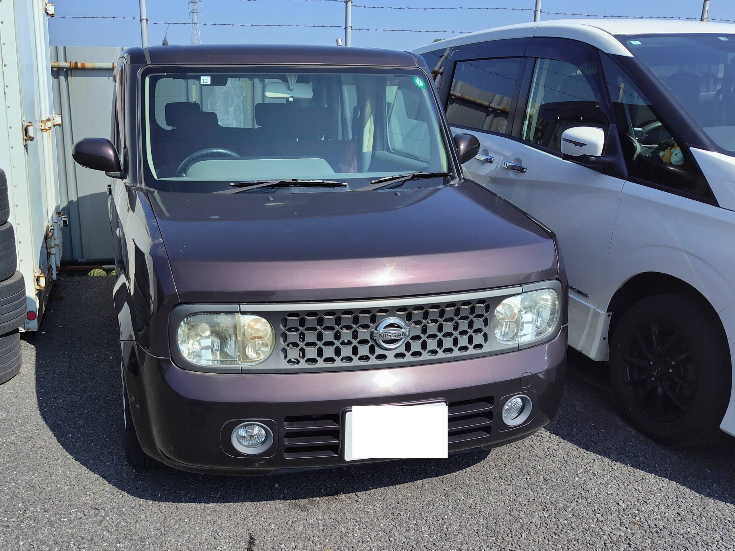 日産キューブ　エアコン修理です。