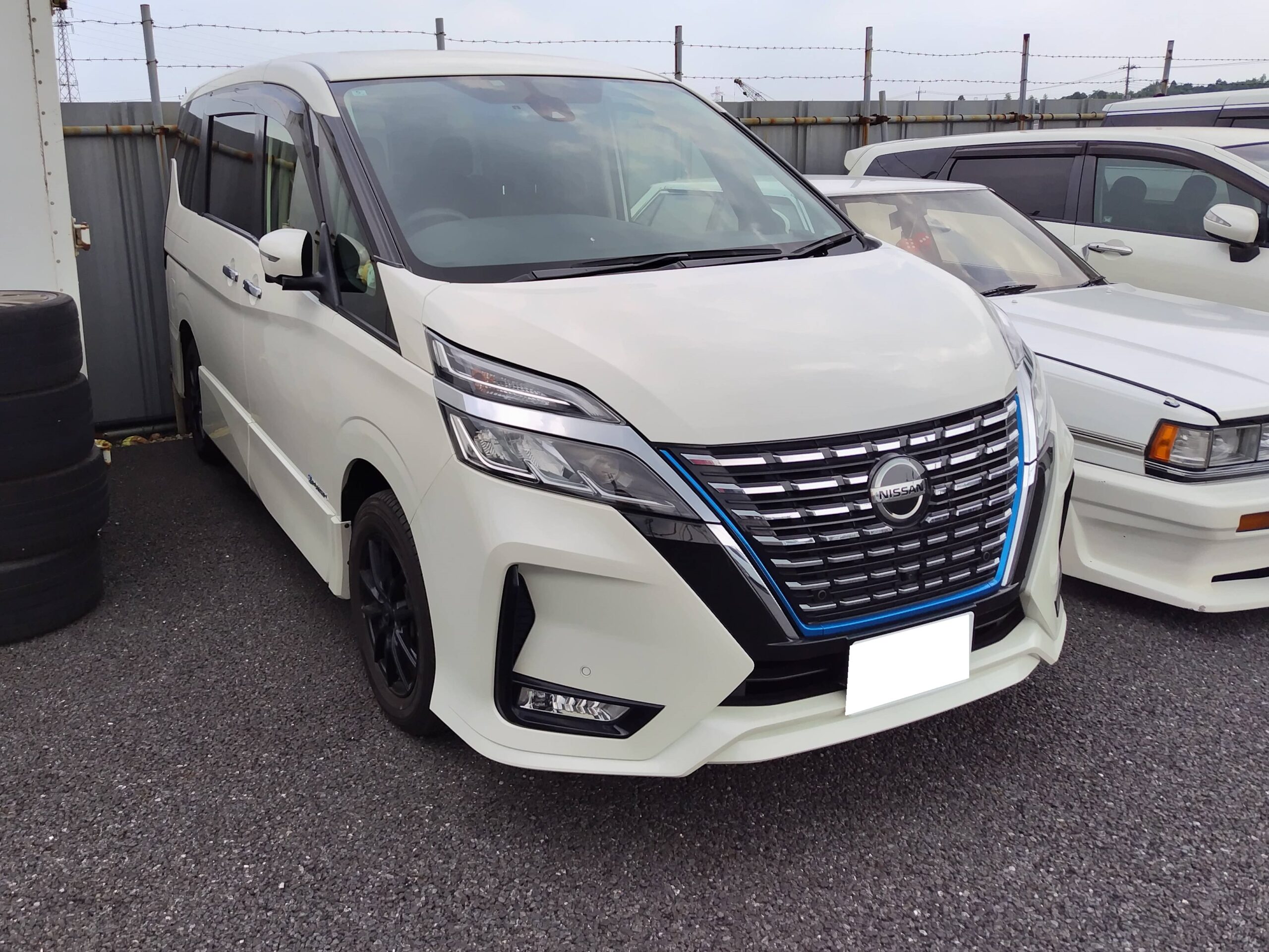 ニッサン　C２７セレナ　エアコン修理です。