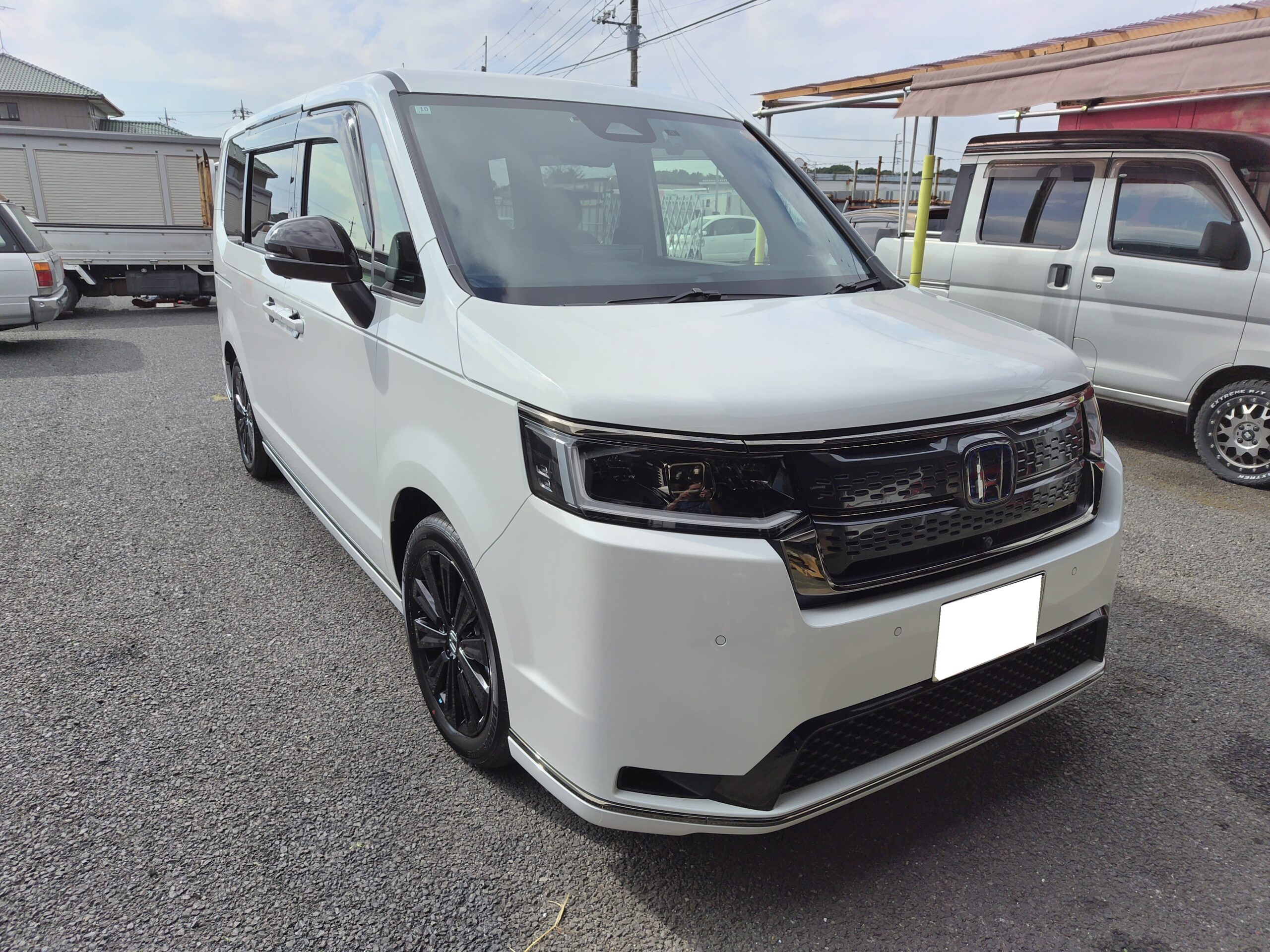 ステップワゴンにTVキットの取付です。